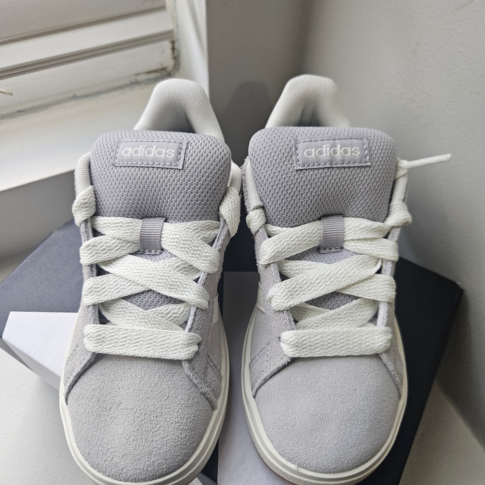 NWT Adidas Grand Court Kids Gray and White Shoes - Picture 4 of 6